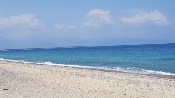 A beach with a clear sky and calm sea. - La Marina residence club (Pietrapaola)
