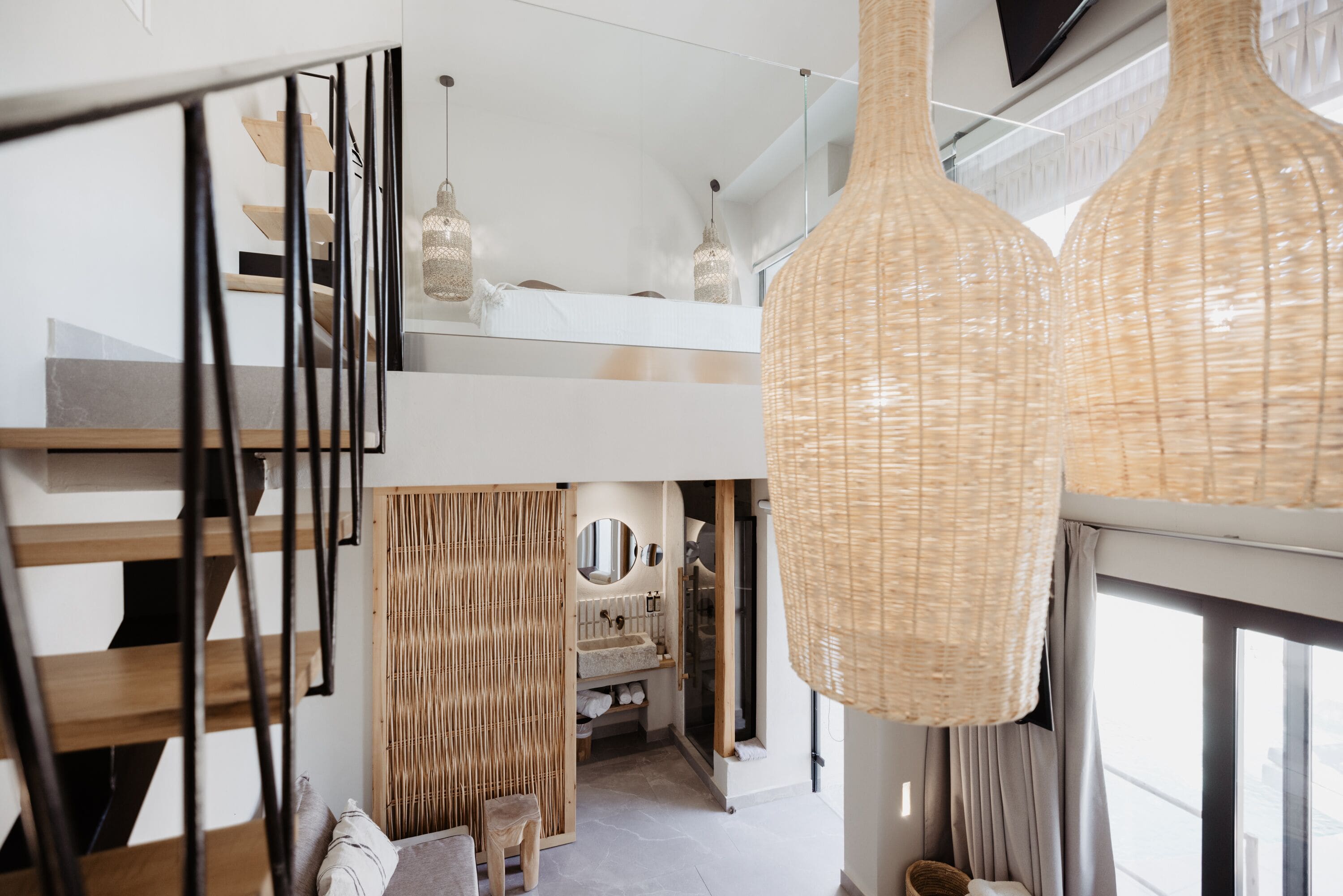 Luxe loft, privézwembad | Woonruimte | Een 32-inch flatscreentelevisie met satellietzenders en een televisie