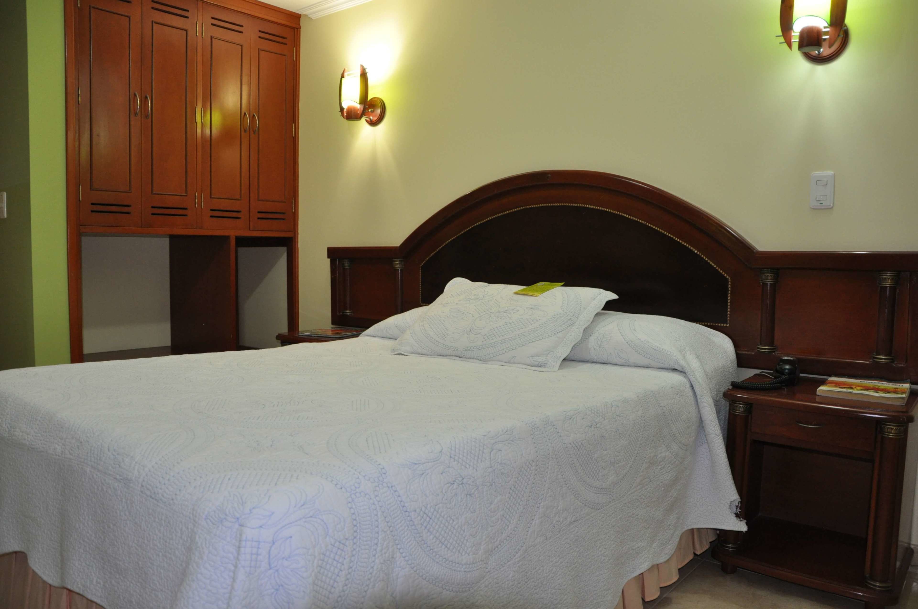 double room, 1 double bed | minibar, in-room safe, desk, iron/ironing board