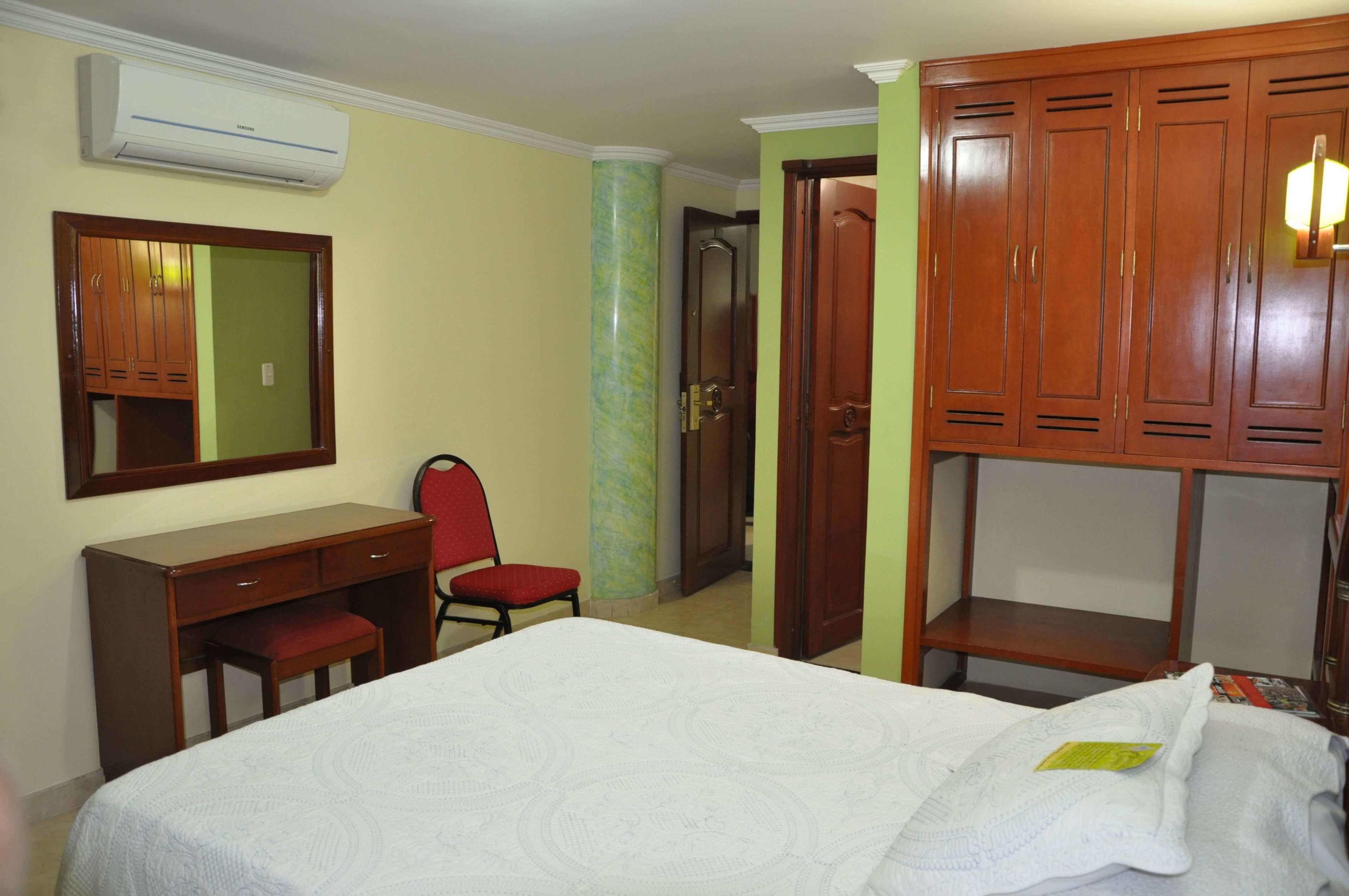 double room, 1 double bed | minibar, in-room safe, desk, iron/ironing board