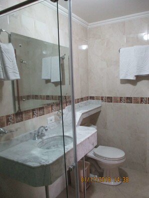 Chambre avec lits jumeaux | Salle de bain