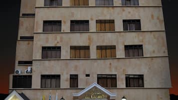 Overnatningsstedets facade – aften/nat