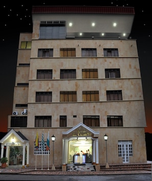 Front of property – evening/night - Hotel El Caimito (Villavicencio)