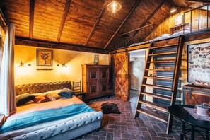 Habitación cuádruple, chimenea | Minibar, cortinas opacas, wifi gratis y ropa de cama