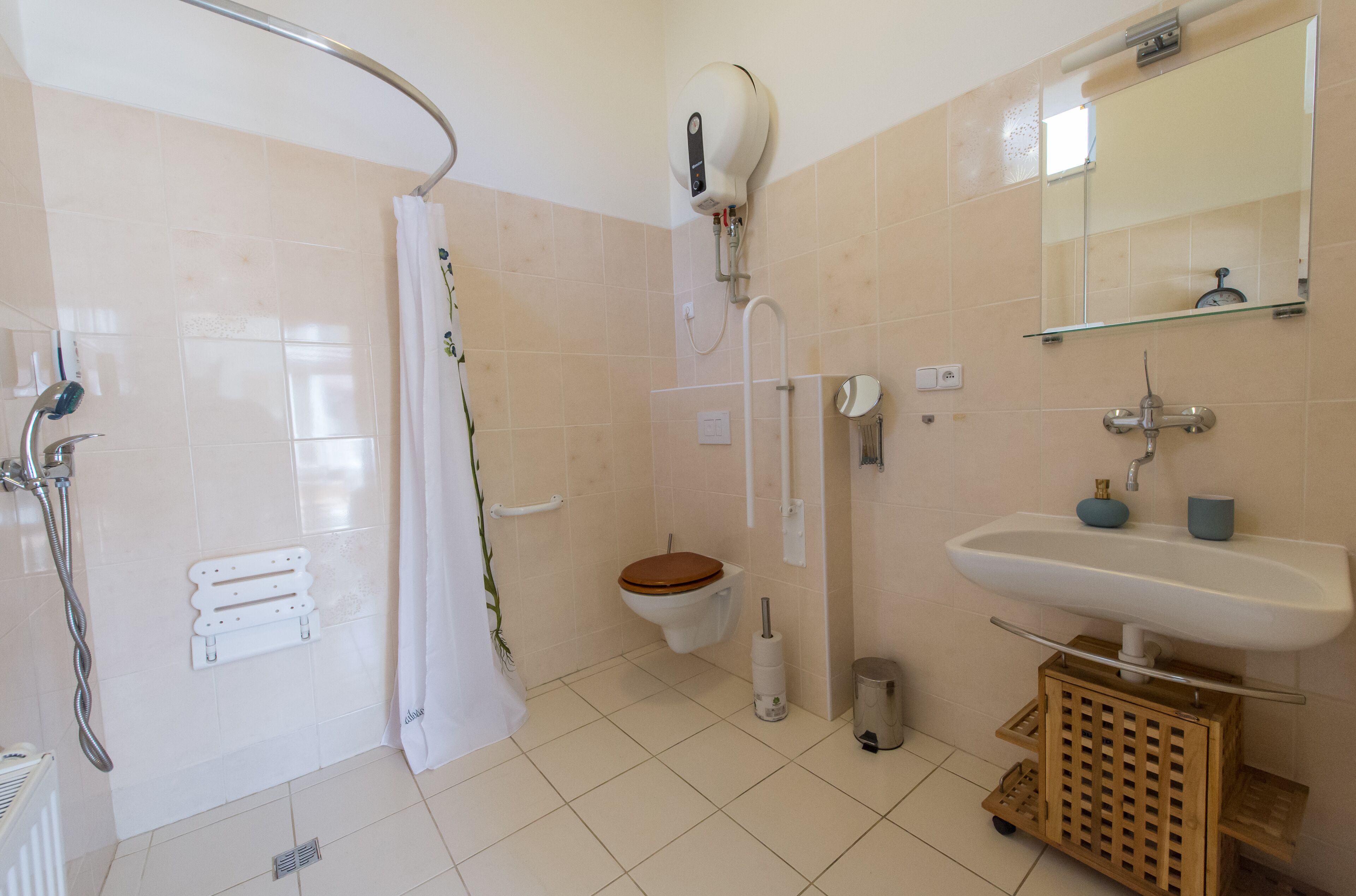 Un baño con ducha, inodoro, lavamanos y espejo.