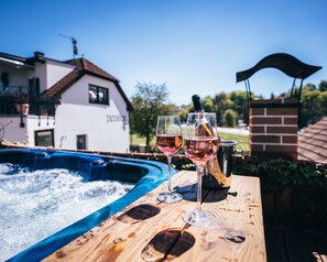 Bañera de hidromasaje al aire libre
