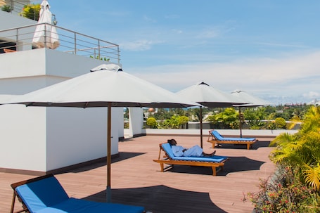 ํํธํ์ฐ์ค | ํ
๋ผ์ค/ํํฐ์ค