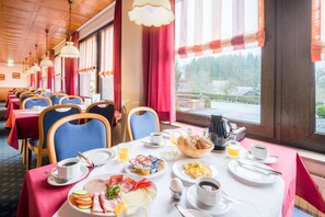 包含每日自助早餐