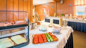 Un bufé con diversos alimentos y una decoración de madera.