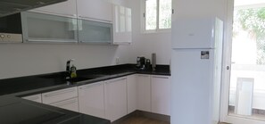 ثلاجة، ميكروويف، موقد طهي مسطح، ماكينة لصنع الإسبريسو