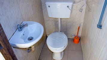 Standard-huone, 1 parisänky | Kylpyhuone | Suihku, sadesuihkupää, ilmaiset hygieniatuotteet, pyyhkeet