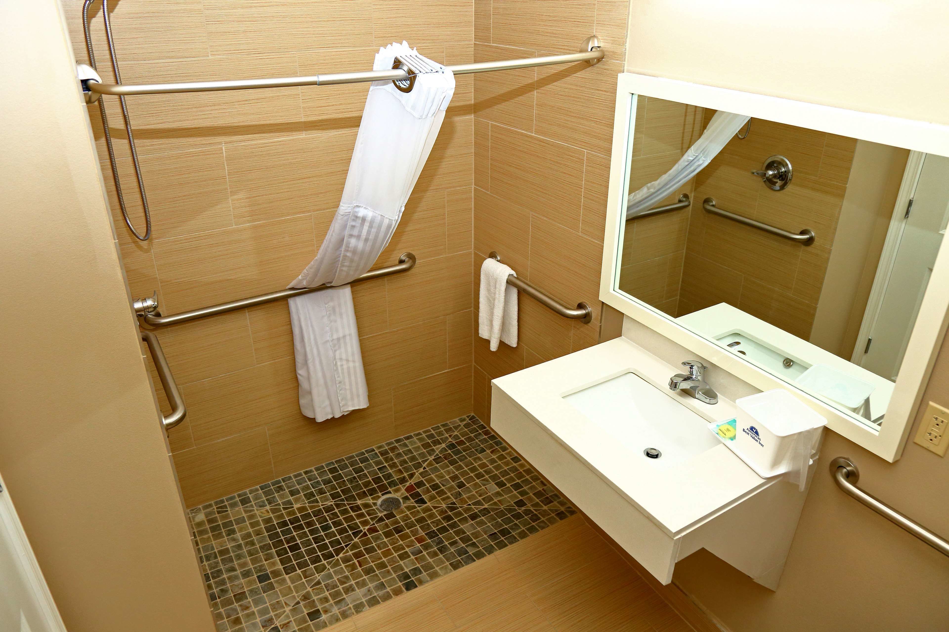 combined shower/bathtub, spring water bathtub, free toiletries