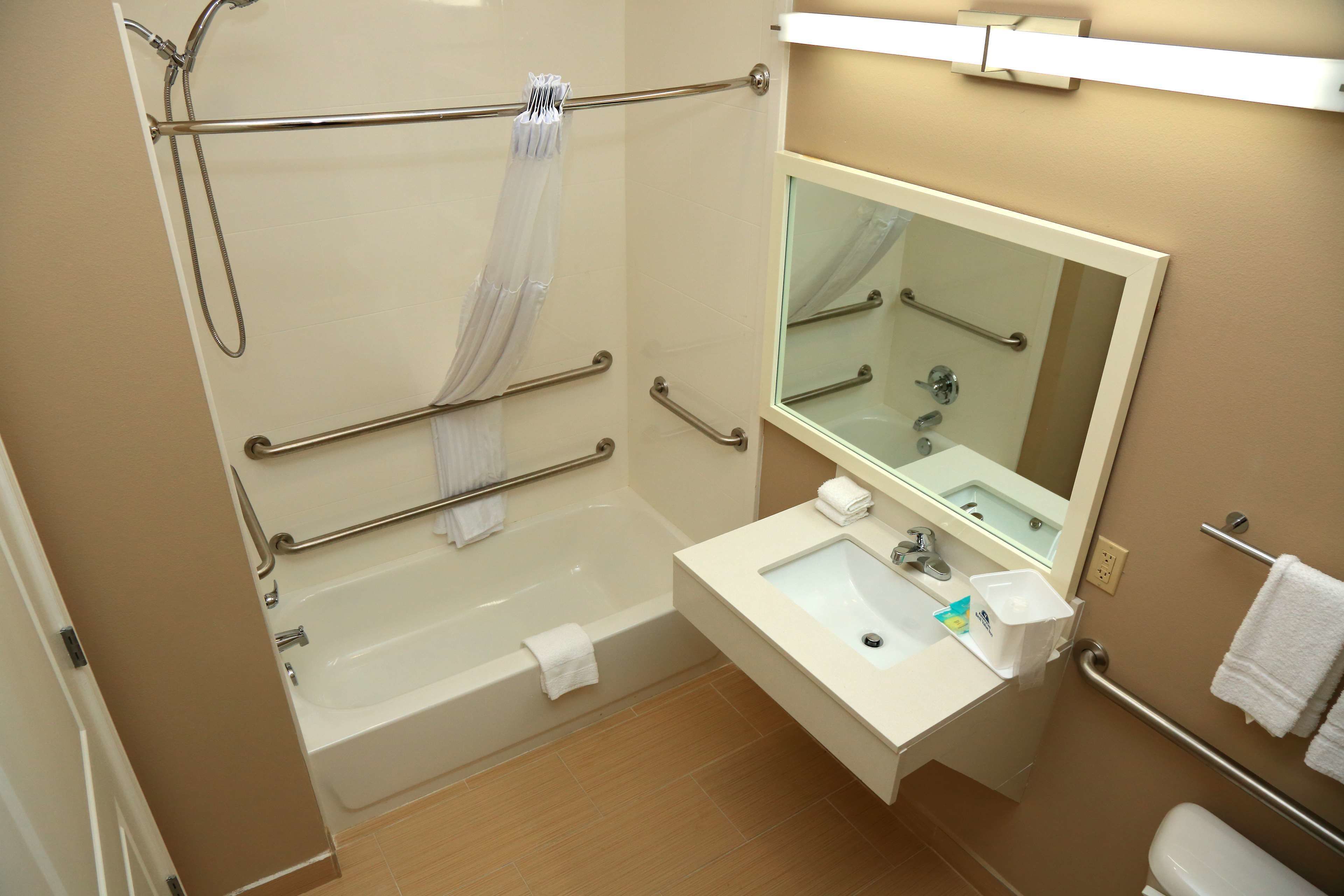 combined shower/bathtub, spring water bathtub, free toiletries