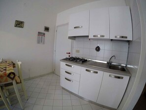 Réfrigérateur, plaque de cuisson, congélateur