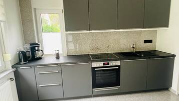 Kühlschrank, Mikrowelle, Ofen, Wasserkocher mit Kaffee-/Teezubehör