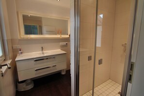 Regadera y papel de baño 