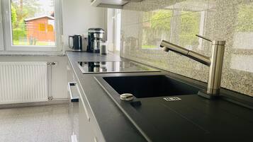 Kühlschrank, Mikrowelle, Ofen, Wasserkocher mit Kaffee-/Teezubehör