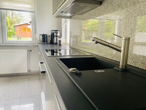 Kühlschrank, Mikrowelle, Ofen, Wasserkocher mit Kaffee-/Teezubehör