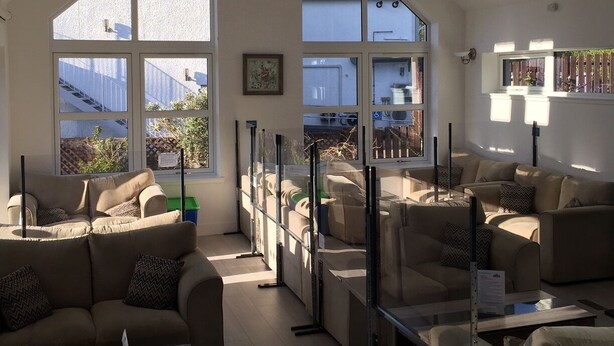 Un vaste espace de vie doté de hauts plafonds, de grandes fenêtres et d’un mobilier moderne.