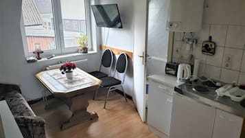 Refrigerador, microondas, horno y cafetera y tetera