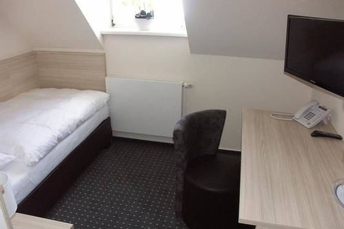 Basic Single Room | In-room safe, desk, rollaway beds, free WiFi