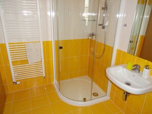 Standard Double Room | Bathroom | Shower, free toiletries, towels - Penzion Žumberk (Žár)