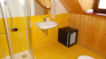 Standard-Doppelzimmer | Badezimmer | Dusche, kostenlose Toilettenartikel, Handtücher