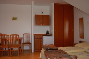 Microwave, electric kettle, cookware/dishes/utensils