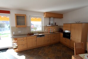 Refrigerador, microondas, horno y lavavajillas 