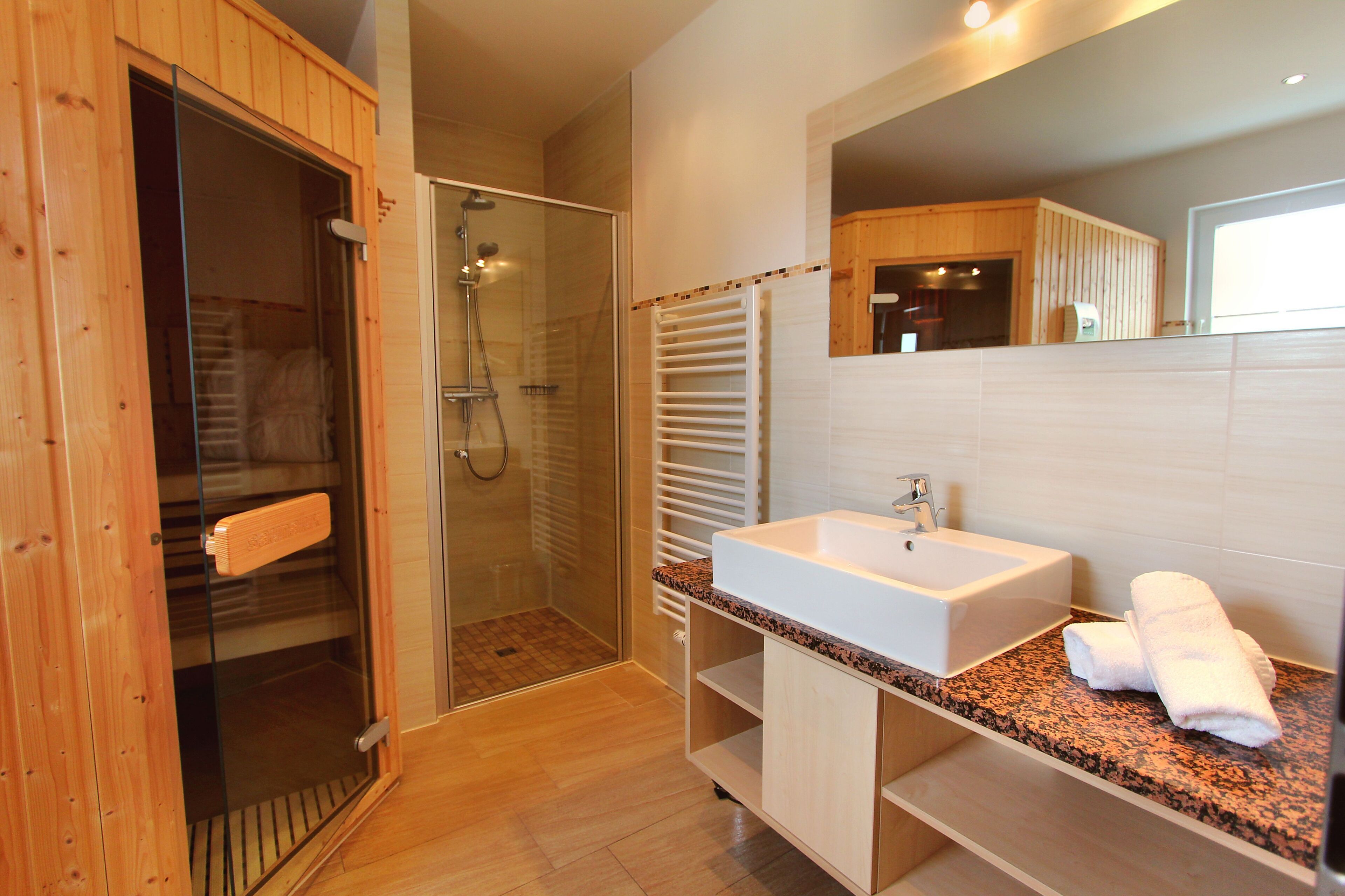 Regadera, secadora de cabello, papel de baño 