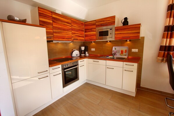 Kühlschrank, Mikrowelle, Ofen, Geschirrspüler