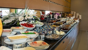 A buffet with various food items and a floral arrangement. - Ataol Can Termal Otel & Spa (Çan)