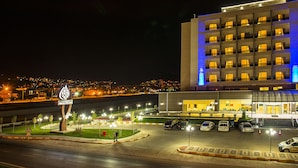 A hotel with multiple floors, a parking area, and a well-lit entrance. - Ataol Can Termal Otel & Spa (Çan)