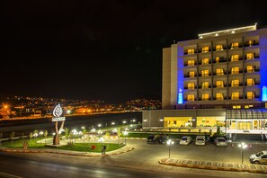 住宿正面 - 傍晚/夜晚