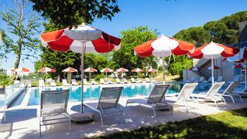 3 piscinas techadas, una piscina al aire libre