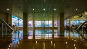 A spacious lobby with a reflective floor, large windows with a view of the sea, and a central seating area. - Ataol Can Termal Otel & Spa (Çan)