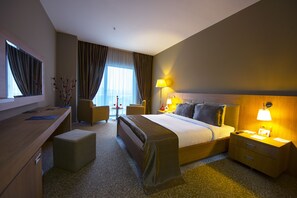 标准双人房或双床房 | 迷你吧、客房内保险箱、隔音、免费 WiFi