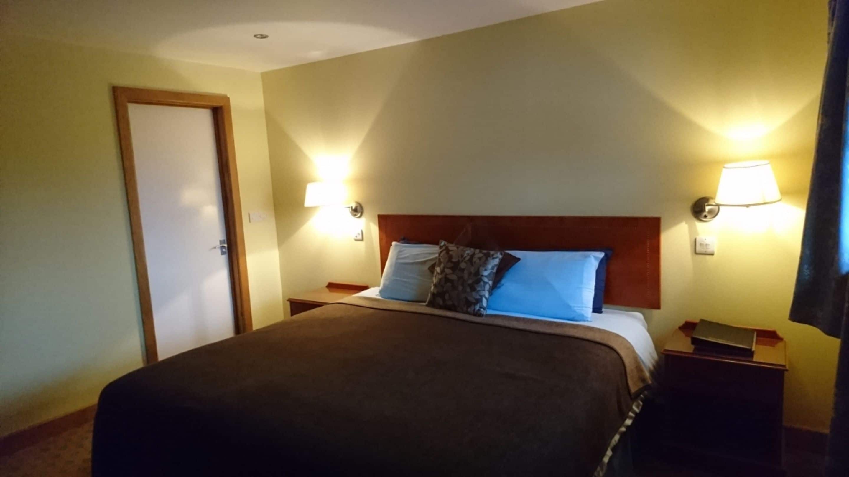 Quarto duplo clássico | Escrivaninha, ferros/tábuas de passar roupa, berços grátis