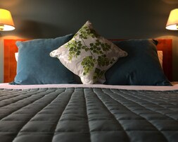 Escritorio, tabla de planchar con plancha, cunas gratuitas y wifi gratis