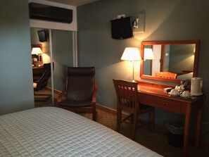 Desk, iron/ironing board, free cribs/infant beds, free WiFi - The Corners Inn (Leominster)