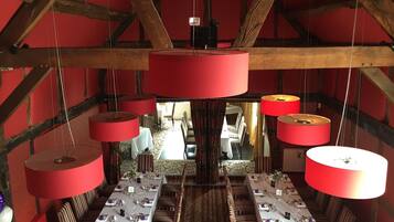 Melayani sarapan, makan siang, dan makan malam