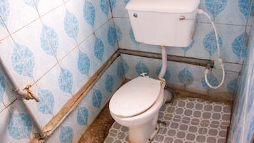 Standard Room, 1 Queen Bed | Bathroom | Shower, rainfall showerhead, free toiletries