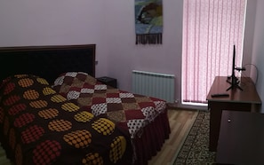 Quarto clássico, vista para a cidade | Roupas de cama premium, cofres nos quartos, escrivaninha