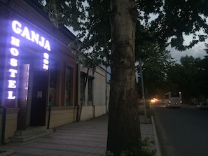 Fachada da propriedade à noite