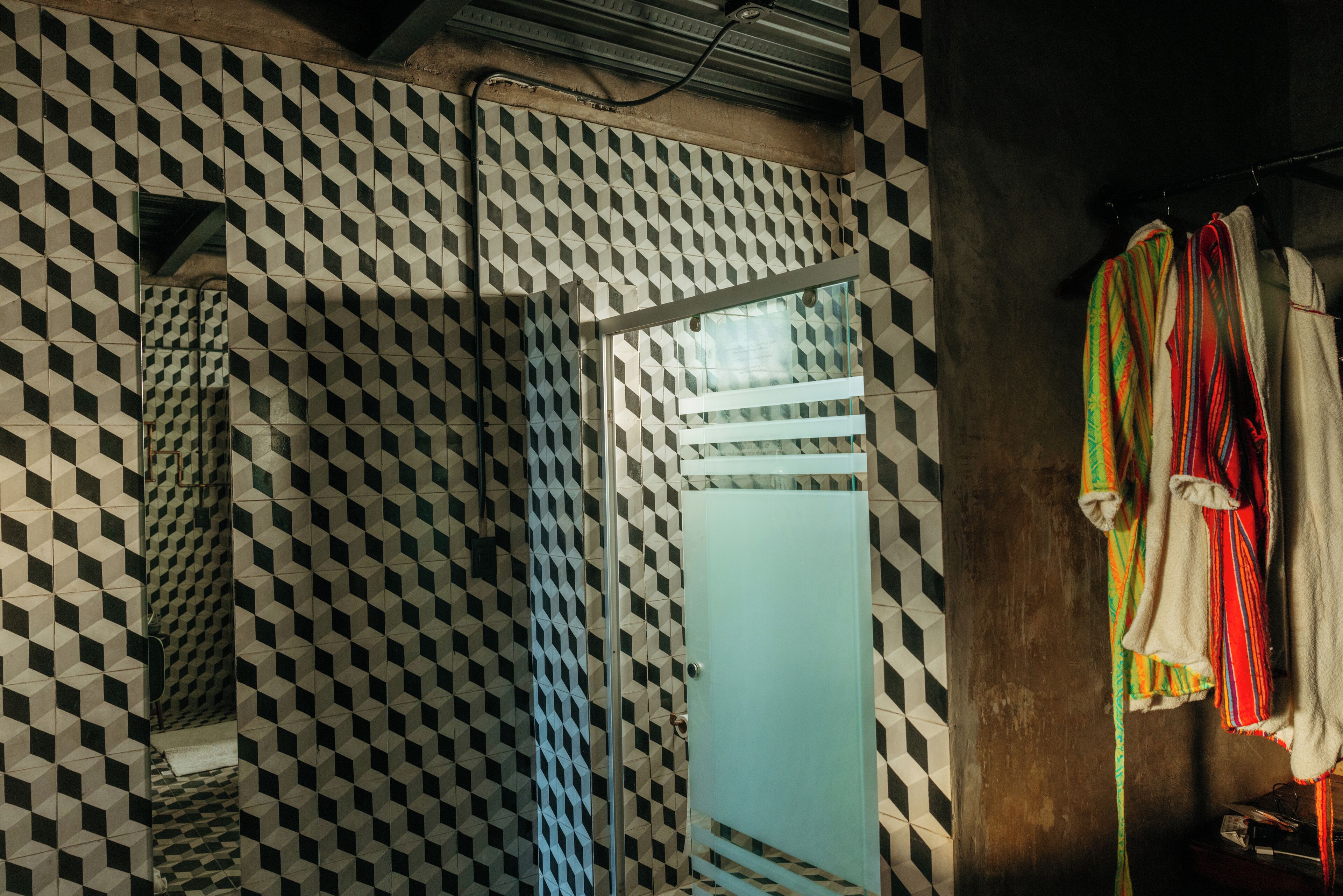 junior room | bathroom | shower, free toiletries, hair dryer, towels