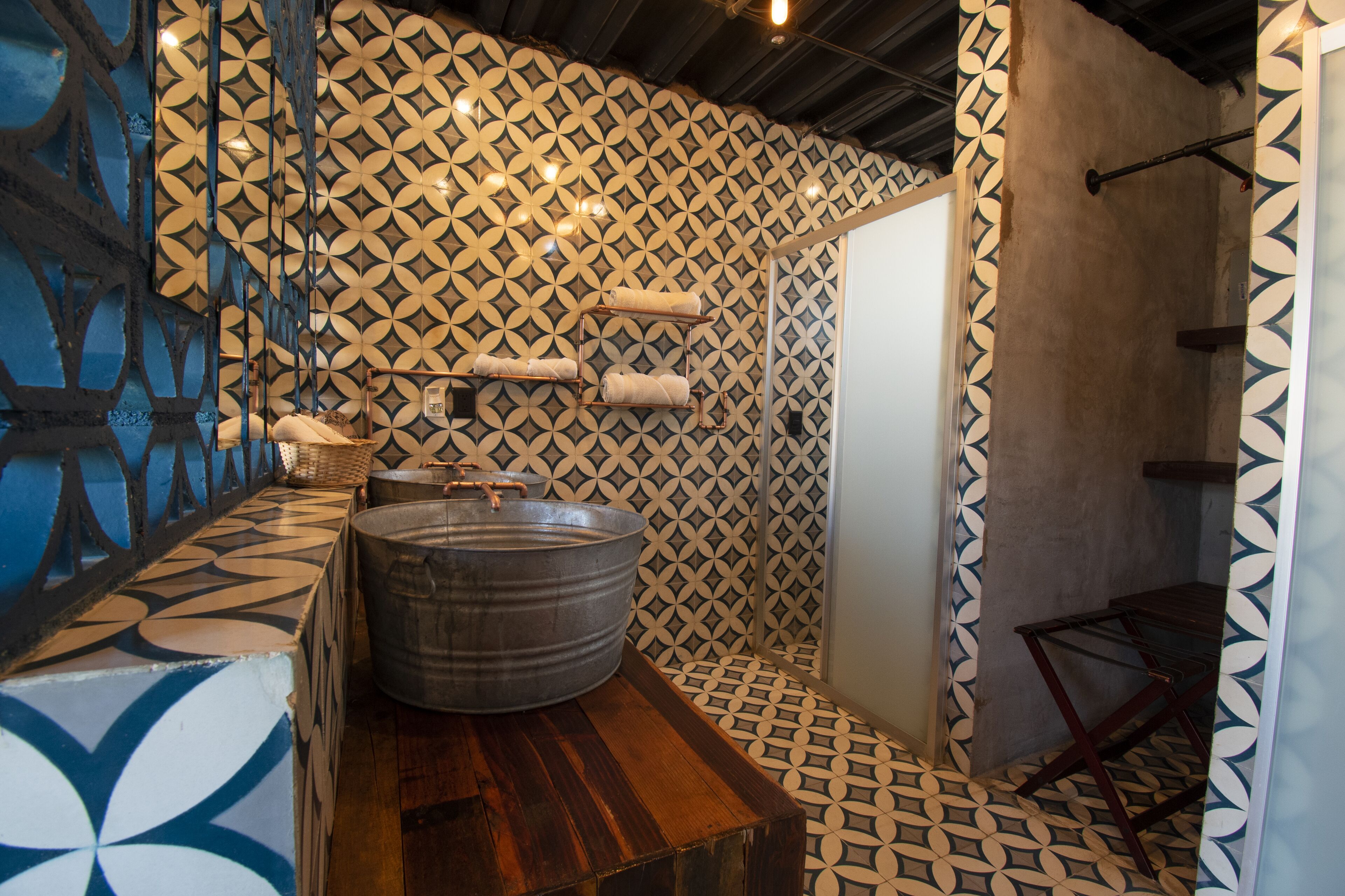 Deluxe Room | Bathroom | Shower, free toiletries, hair dryer, towels