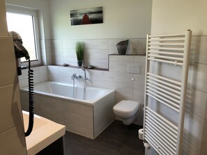 Een douche, een haardroger, toiletpapier