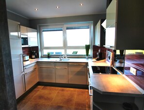 Kühlschrank, Mikrowelle, Ofen, Geschirrspüler