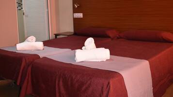 Triple Room | Desk, laptop workspace, iron/ironing board, free WiFi