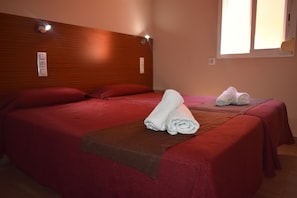 Habitación con 1 cama doble o 2 individuales | Escritorio y espacio para trabajar con un portátil